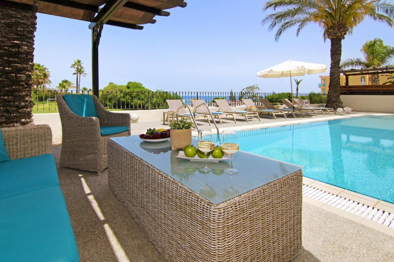 Villa Oceania - Beachfront Паралімні Екстер'єр фото